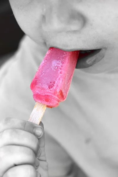 Young child eating an iced lolly — Stock Photo, Image