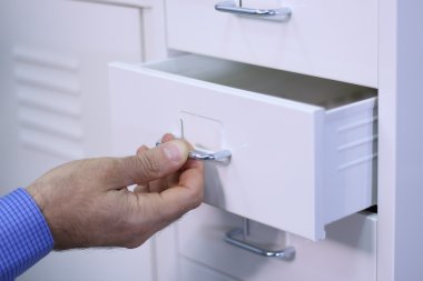 adam bir çekmece bir dolapta açma
