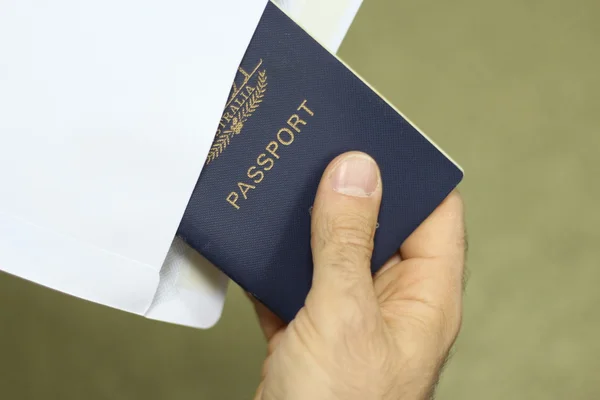 Verwijderen van een paspoort van een envelop — Stockfoto