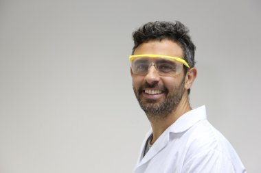 Laboratuar çalışanı