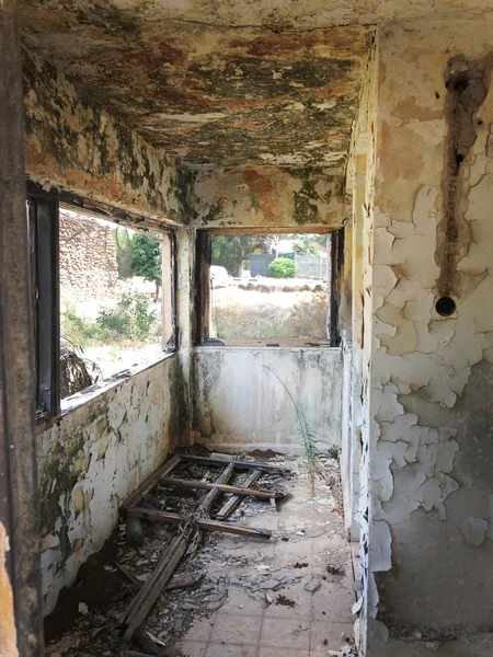 terk edilmiş dökük