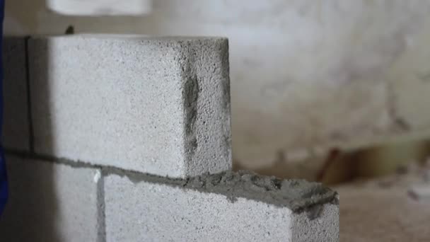 Om cement tegelstenar för att bygga vägg — Stockvideo