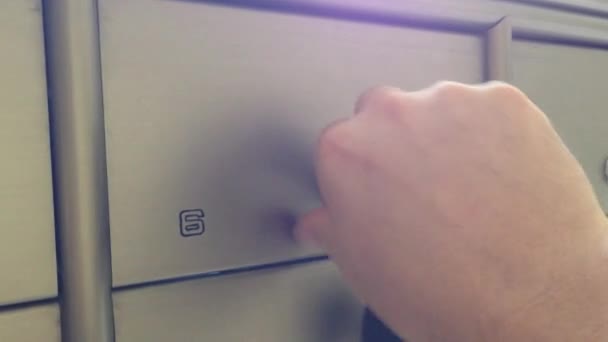 Чоловік відкриває поштову скриньку — стокове відео