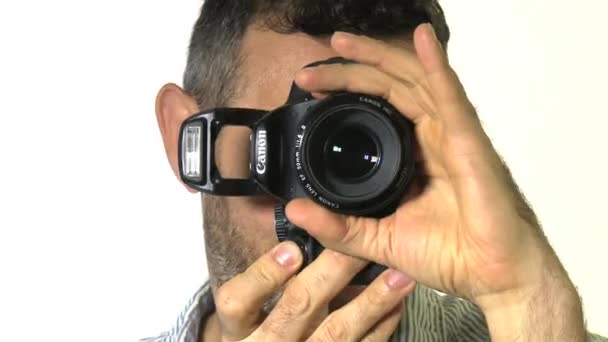 El hombre toma fotos con la cámara — Vídeo de stock