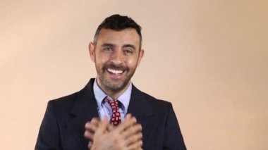 Takım elbiseli adam seni seviyorum diyor