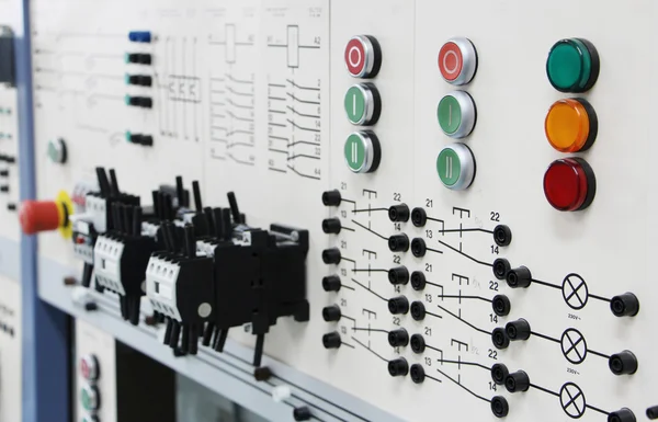 Painéis de controle em um laboratório de eletrônica — Fotografia de Stock