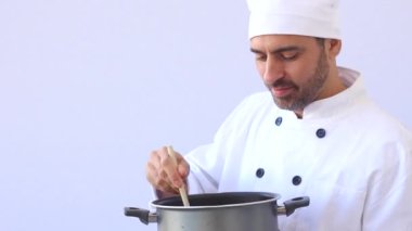 Sakallı orta yaşlı Şef beyaz miğfer ve Tekdüzen ayakta kameraya boşaltmak ile üzerine beyaz arıyorum.