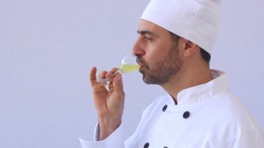 Sakallı orta yaşlı Şef beyaz miğfer ve Tekdüzen ayakta kameraya boşaltmak ile üzerine beyaz arıyorum.