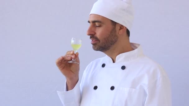 Chef de meia-idade barbudo em toque branco e uniforme de pé olhando para a câmera com copyspace em branco — Vídeo de Stock