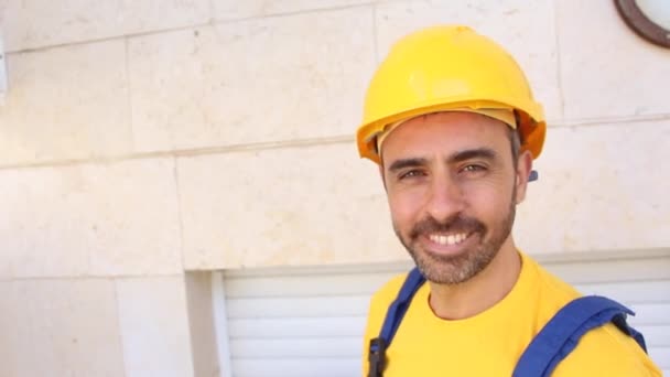 Constructor con paños de trabajador de pie en una escalera — Vídeos de Stock