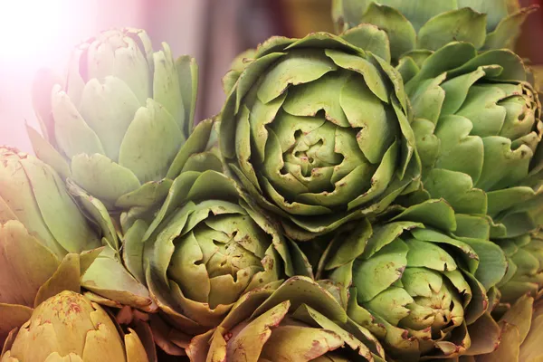 Alcachofas frescas en un mercado de agricultores — Foto de Stock