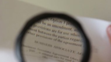 Bir sözleşme Büyüteç altında okuma