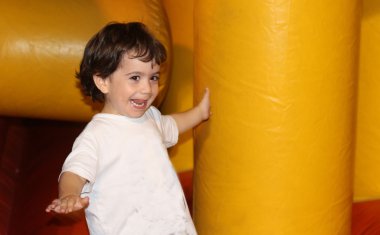 Oynayan mutlu çocuk gülüyor