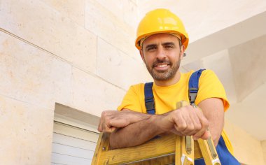 Yakışıklı genç sakallı işçi