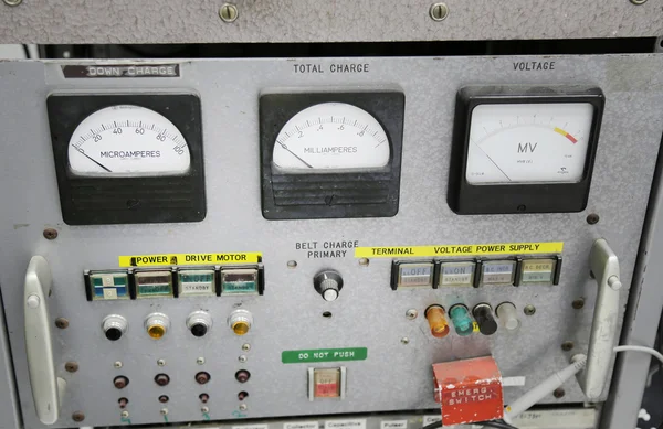 Fila longa de painéis de controle em um laboratório de eletrônica — Fotografia de Stock