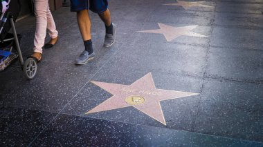 Şehirde yürüyen insanlar, orijinal fotoşet.