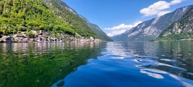 Avusturya 'daki Traun Nehri' nden Hallstatt manzarası