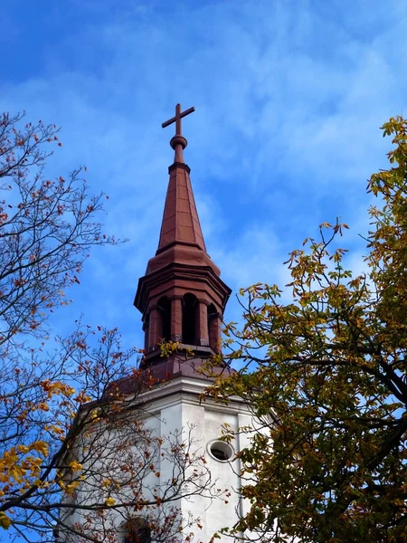 La croce in cima alla Chiesa cattolica — Foto Stock