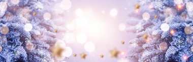 Köknar dalı ve şenlik fenerleriyle yeni yıl afişi, bokeh. Yeni yıl, 2022. Hafif karlı arka plan, kar taneleri, ışıklar. Kış şenliği soyut arkaplanı. 