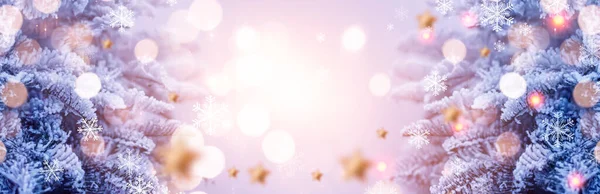 Köknar dalı ve şenlik fenerleriyle yeni yıl afişi, bokeh. Yeni yıl, 2022. Hafif karlı arka plan, kar taneleri, ışıklar. Kış şenliği soyut arkaplanı. 