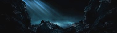 Gelecekçi fantezi manzarası, gezegenli bilim kurgu manzarası, neon ışığı, soğuk gezegen. Metaverse. Galaksi, bilinmeyen gezegen. Suda ışık yansıması olan karanlık doğal bir sahne. Neon uzay galaksisi portalı.