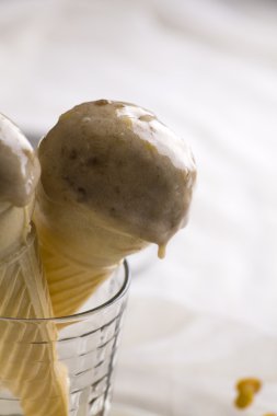 vegan muzlu dondurma çekirdeksiz kuru üzüm ile süslenmiş