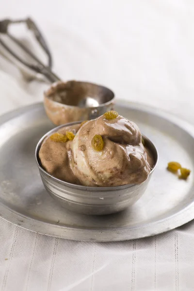 vegan muzlu dondurma çekirdeksiz kuru üzüm ile süslenmiş