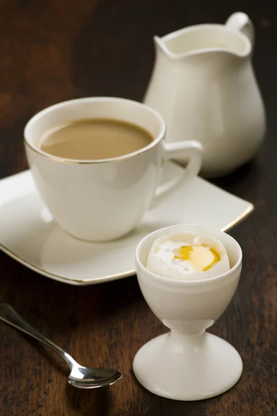 Kawa z mlekiem i jajko na twardo w Bianco — Zdjęcie stockowe