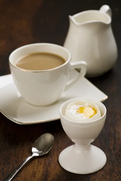 kahve süt ve yumurta eggcup içinde