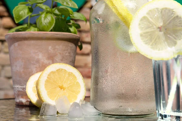 Water Fris Koud Een Warme Zomerdag Met Ijsblokjes Citroen Warmte — Stockfoto