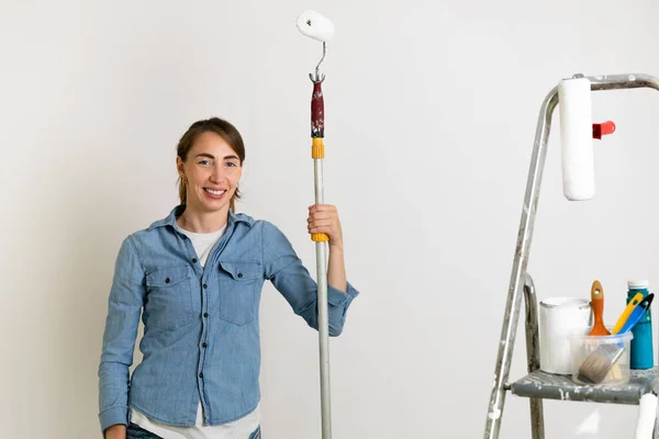 Frauen Halten Eine Farbrolle Zum Ausmalen Der Wände Der Hand — Stockfoto