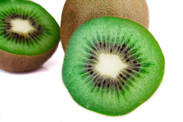 Kiwi proaspăt verde pe alb — Fotografie, imagine de stoc
