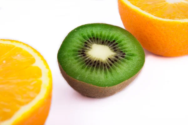 Felie de kiwi verde proaspăt cu portocale — Fotografie, imagine de stoc