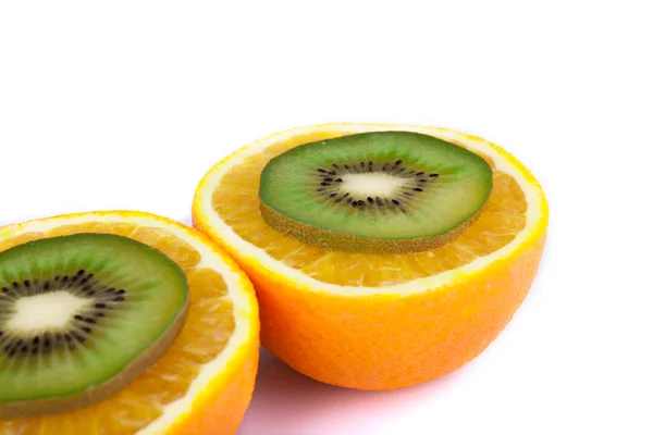Felie de kiwi verde proaspăt cu portocale — Fotografie, imagine de stoc