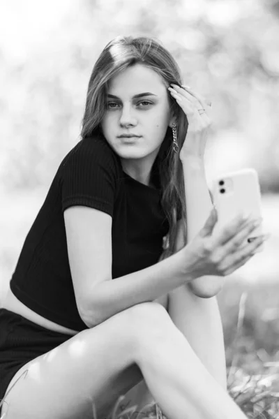 Black White Photo Young Girl Sitting Holding Phone Her Hand — 스톡 사진
