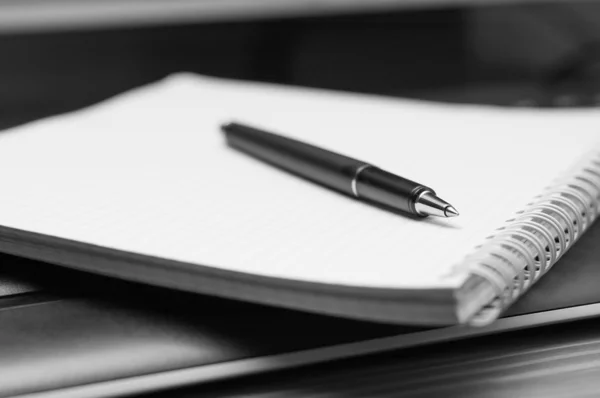 Notebook és a toll. fekete-fehér. Stock Fotó