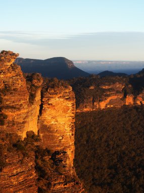 Mavi dağlar uçurumlar