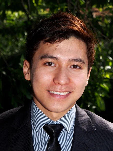 Lächelnder asiatischer Mann lizenzfreie Stockfotos