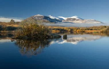 kayanın arkasında tekne