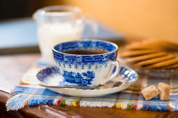 Xícara de café azul com biscoitos — Fotografia de Stock