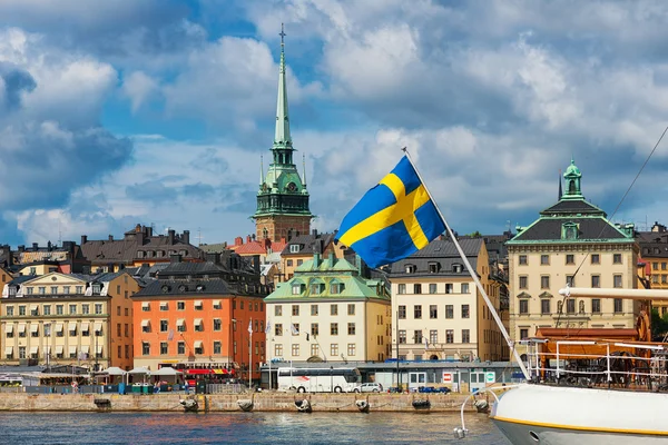Svenska flaggan med den gamla staden i bakgrunden — Stockfoto
