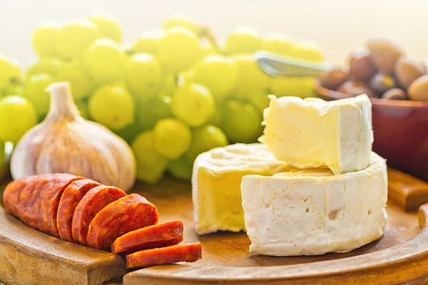 Queso Brie con aceitunas y chorizo —  Fotos de Stock