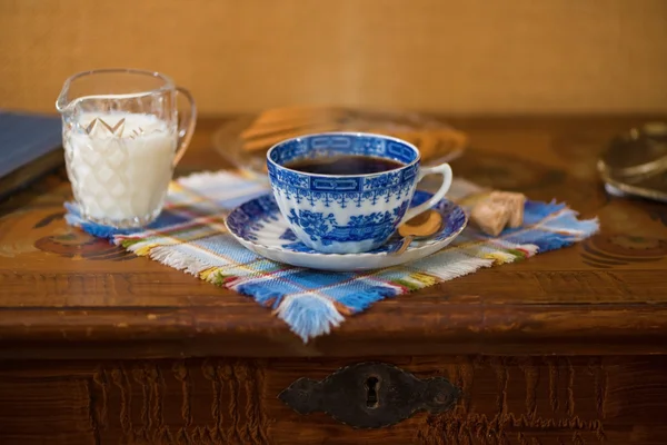 Blue coffee cup on a wooden table — Stock Photo, Image