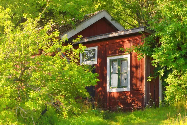 Casa de verano de madera roja — Foto de Stock