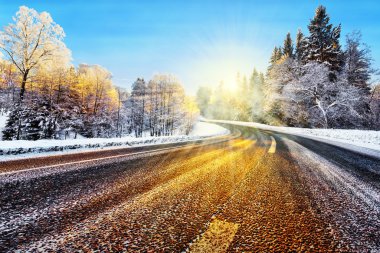 Kış güneş ışığı altında yol