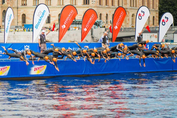 STOCCOLMA - AGOSTO, 24, 2012: L'inizio con il nuoto del Mens ITU Wor — Foto Stock