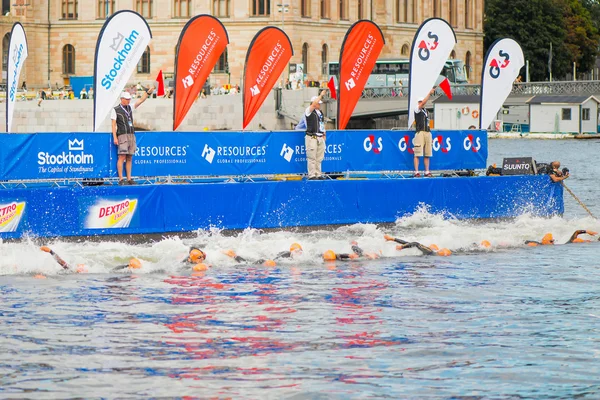 STOCCOLMA - AGOSTO, 24, 2012: L'inizio con il nuoto del Mens ITU Wor — Foto Stock