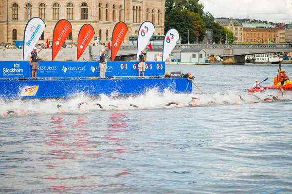 STOCCOLMA - AGOSTO, 24, 2012: L'inizio con il nuoto del Mens ITU Wor — Foto Stock