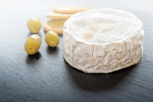 Camembert con aceitunas y galletas saladas —  Fotos de Stock