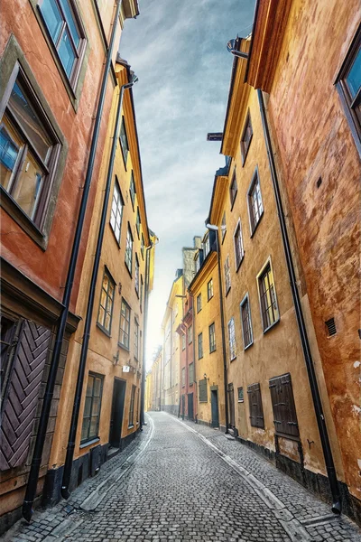 Bunte Gasse mit Kopfsteinpflaster — Stockfoto